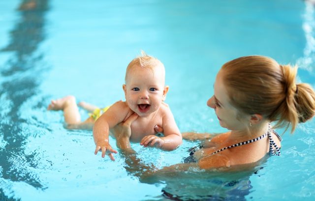 Les bienfaits de la piscine pour bébé